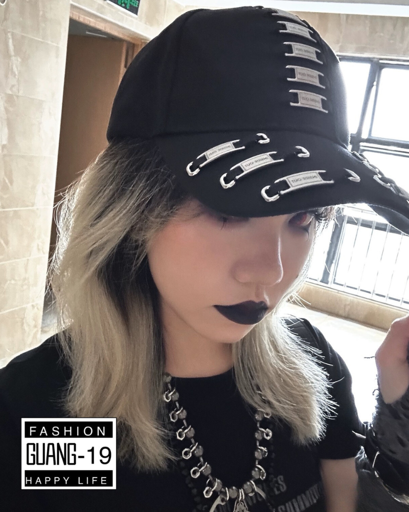 Cappello Snapback Unisex Punk Rock – Berretto Da Baseball Con 3 Anelli E Croce Metallica, Stile Hip Hop, Nero, Taglia Unica Regolabile 56-60 Cm, Cotone Traspirante
